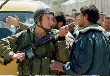 التنکیل بالفلسطینیین على الحواجز الصهیونیة