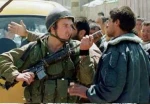 التنکیل بالفلسطینیین على الحواجز الصهیونیة