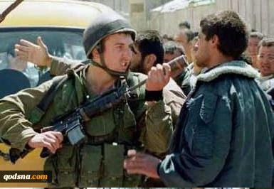 التنکیل بالفلسطینیین على الحواجز الصهیونیة