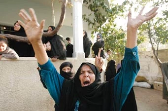 استشهاد تسعة فلسطینیین فی غارات