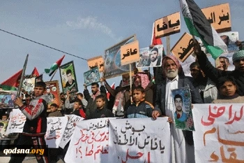 انه یقرع طبول الحرب