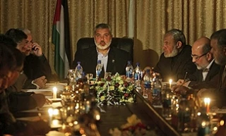 Palestinian cabinet holds candlelit session