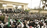 Thousands of Palestinians pour into Egypt