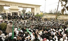 Thousands of Palestinians pour into Egypt
