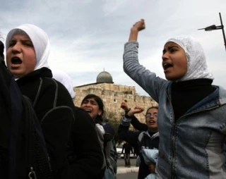 مواطنون فلسطینیون لقدسنا : الثورة الإسلامیة تعتبر مثلا یحتذى به للتحرر و التحدی و الصمود