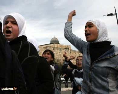 مواطنون فلسطینیون لقدسنا : الثورة الإسلامیة تعتبر مثلا یحتذى به للتحرر و التحدی و الصمود