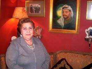 مدیرة مکتب عرفات : عباس وثق بإسرائیل وأبو عمار مات مسموما