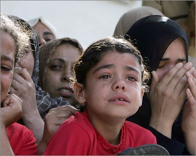 بعد عام على الحرب ، أطفال غزة یستذکرون لحظات الموت والجراح والخوف