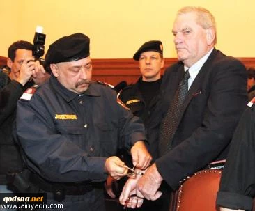 أخیرا.. هناک من یجرؤ على الکلام!!