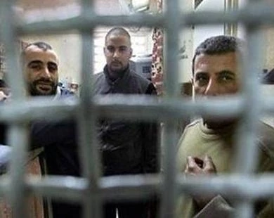 الأسرى القدامى فى سجون الاحتلال بلغ 310 أسیر