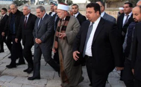 هرگونه آسیبی به مقدسات اسلامی نقض قانون بین‌المللی است،قدس همواره تحت نظارت اردن بوده ومابحمایت  وحفاظت ازماهیت عربی واماکن دینی و اداری قدس ادامه خواهیم داد.جوده همچنین مخالفت دولت اردن با هر گونه...