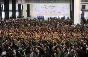 ايستادگي و اقتدار ملت تنها راه مأيوس شدن دشمن