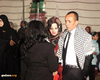 زیاد غنیمات و زوجته یتاخران 30 عاما عن الزواج بسبب العدو