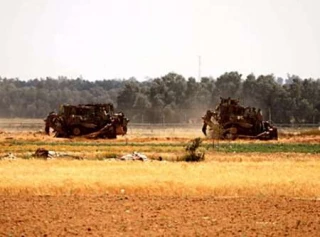 Israeli bulldozers enter border area in southern Gaza