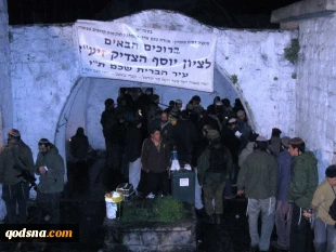 Hundreds of settlers storm Nabi Yusuf tomb