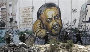 Palestinian captive obtains MA degree in Israeli studies