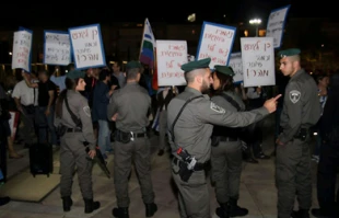 Hundreds in Tel Aviv protest for and against deportation plan