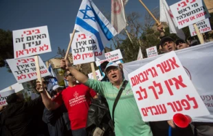 Israeli's southern cities shut down to protest layoffs