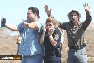 Palestinian men protecting Israeli policewoman in human move