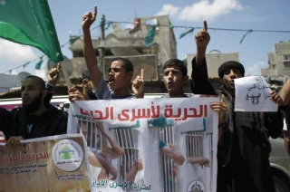 148 أسیرا فلسطینیا مضربون فی السجون الإسرائیلیة