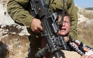 ردود فعل اسرائیلیة هستیریة على فیدیو طفل فلسطینی مکسور الید
