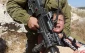 ردود فعل اسرائیلیة هستیریة على فیدیو طفل فلسطینی مکسور الید