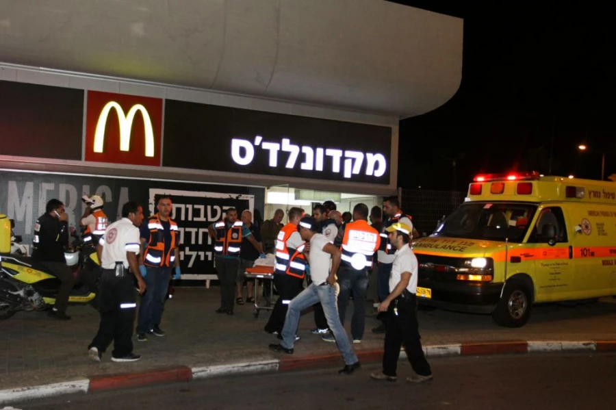 Palestinian activist attacks Israeli soldier, policemen