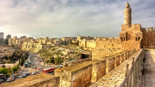 Tourists leave Israeli hotels behin