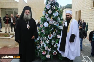 Quds University unveils  martyrs tree for Christmas