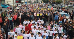 Palestinian orphans protest against closure of relief bodies