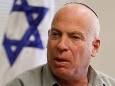 اریئیل: یجب على یعالون ان یبقى فی اسرائیل لیدیر الحرب على الفلسطینیین کما ینبغی