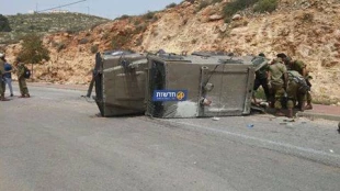 إصابة أربعة جنود بانقلاب جیب فی الطریق ما بین رام الله والقدس