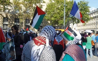 اقدام فعالان ضد اسرائیلی علیه تبلیغات نمایشگاه اسرائیلی در پاریس