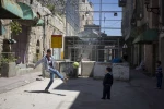عکس/ بازی کودکان فلسطینی در پشت موانع ایست و بازرسی اسرائیل