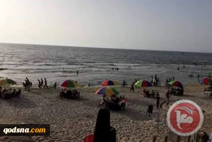 Gazans break their fasts on the beach due to power crisis