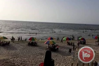 Gazans break their fasts on the beach due to power crisis