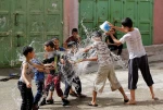 عکس روز- جلوگیری از گرمازدگی کودکان فلسطینی