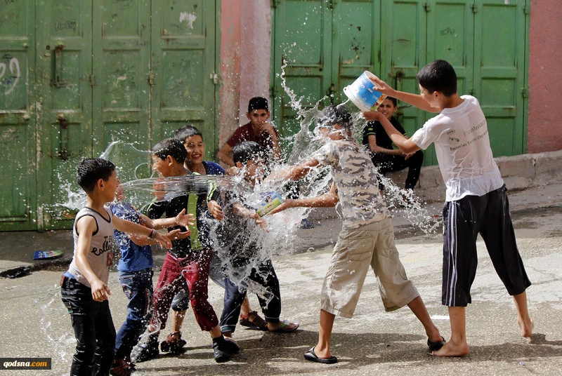 عکس روز- جلوگیری از گرمازدگی کودکان فلسطینی