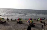 ساکنان غزه از شدت گرما و نبود برق، به ساحل  پناه برده اند