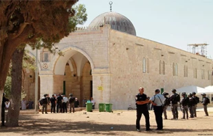 Settlers storm the plazas of the Aqsa Mosque