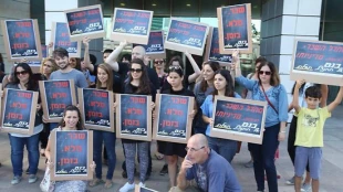 Israeli teachers threaten strike over salary issues