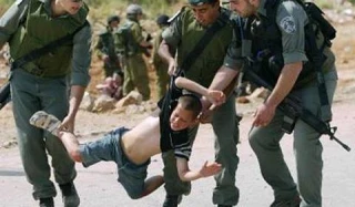 ضرب و شتم کودک فلسطيني به دست نظامي رژيم صهيونيستي