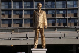 Statue of Netanyahu placed in Tel Aviv in protest