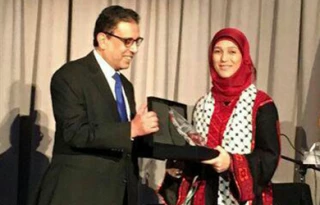 معلم فلسطینی برنده جایزه زن سال جهان عرب شد