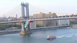 پرچم فلسطین روی پل منهتن نیویورک