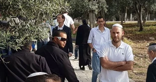 Israeli settlers storm Aqsa mosque