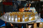 در این ماه "المقلوبه"، الفریکه"، "المنسف" و انواع نوشیدنی‌هایی همچون "آب انار"، "آب انگور" و "آب پرتقال" سفره های افطار روزه داران فلسطینی را برکت داده است. بوی نان فلسیطنی که دست رنج زنان مقاوم این سرزمین است ، تاریخ و فرهنگ عمیق یک ملت را فریاد می زند ک