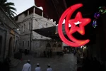 در این ماه "المقلوبه"، الفریکه"، "المنسف" و انواع نوشیدنی‌هایی همچون "آب انار"، "آب انگور" و "آب پرتقال" سفره های افطار روزه داران فلسطینی را برکت داده است. بوی نان فلسیطنی که دست رنج زنان مقاوم این سرزمین است ، تاریخ و فرهنگ عمیق یک ملت را فریاد می زند ک