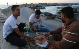 مواطنون يلجأون الى الافطار على شاطئ البحر بسبب تواصل ازمة الكهرباء فى قطاع غزة 5