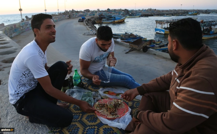 مواطنون يلجأون الى الافطار على شاطئ البحر بسبب تواصل ازمة الكهرباء فى قطاع غزة 5